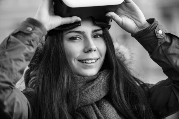 Chica Joven Jugando Con Gafas Realidad Virtual Moderna Para Aplicaciones —  Fotos de Stock