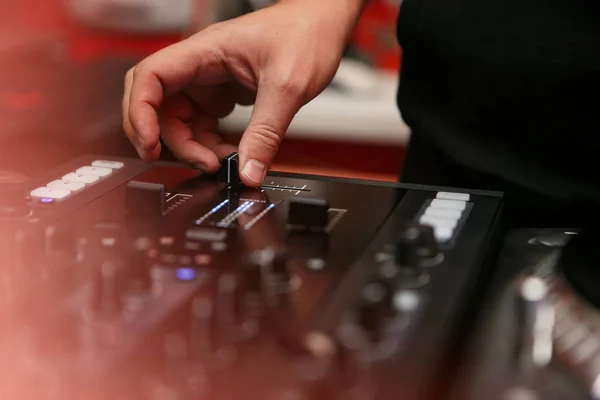 Spelar Musik Hiphop Fest Professionell Ljud Blandning Controller Digital Mixer — Stockfoto