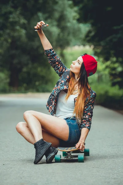 Junge Schöne Fit Womanon Skateboard Selfie Park — Stockfoto