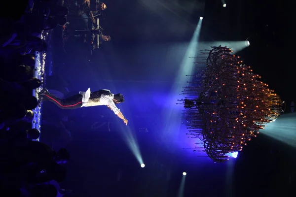 Famosa Cantora Pop Grega Sakis Rouvas Apresentando Palco Buzuki Atenas — Fotografia de Stock