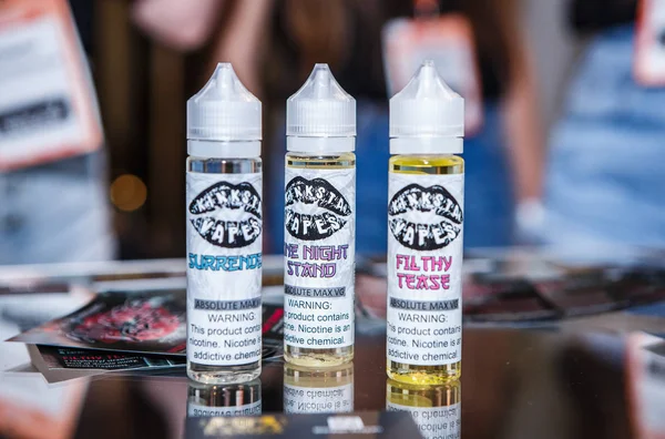 Kiev Ukrajna Április 2018 Ízletes Vape Dohányzás Elektronikus Vaping Eszközök — Stock Fotó