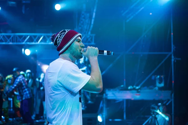 Moskova - 7 Aralık, 2015: Max Korzh büyük konser Stadyumu canlı gece kulübünde