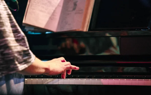 Moscú Diciembre 2014 Mano Pianista Cantante Alina Orlova Realizando Concierto —  Fotos de Stock