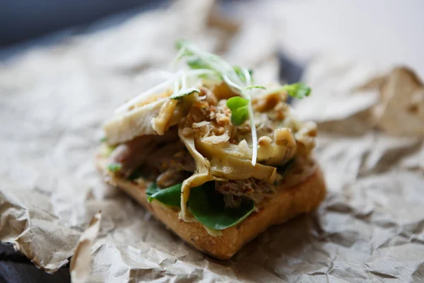 Delicioso Prato Bruschetta Italiano Servido Placa Papel Marrom Decorativo Restaurante — Fotografia de Stock