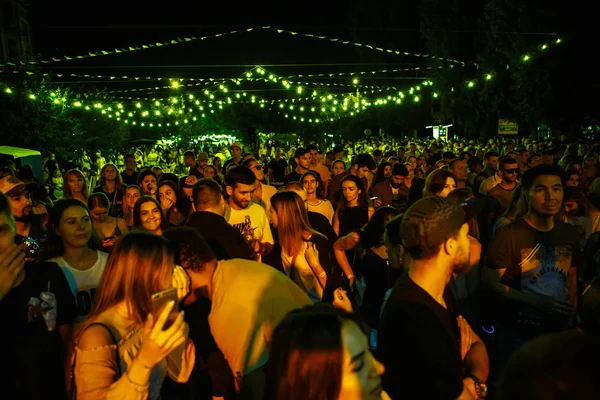Kiev-11 Ağustos 2018: yaz müziği festivalinde parti yapan insanlar. Grup Genç insanlar eğlence olay Kurazh. rap konser izleyici gece eğlenceli sahip parti