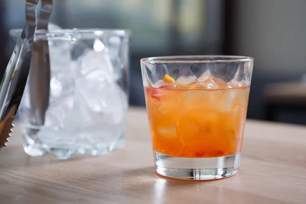 오렌지 주스와 선라이즈 Coctail 레스토랑에서 상쾌한 음료를 — 스톡 사진