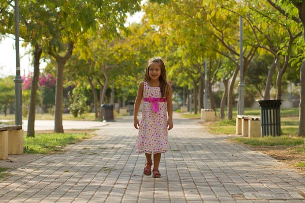 Schattig Klein Meisje Wandelen Het Park Alleen Heldere Zomerdag — Stockfoto