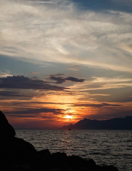Matahari Terbenam Atas Horison Adriatic Laut Bawah Langit Mendung Indah — Stok Foto