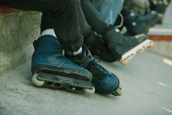 Pés Patins Usando Patins Linha Agressivos Cima Rampa Concreto Parque — Fotografia de Stock