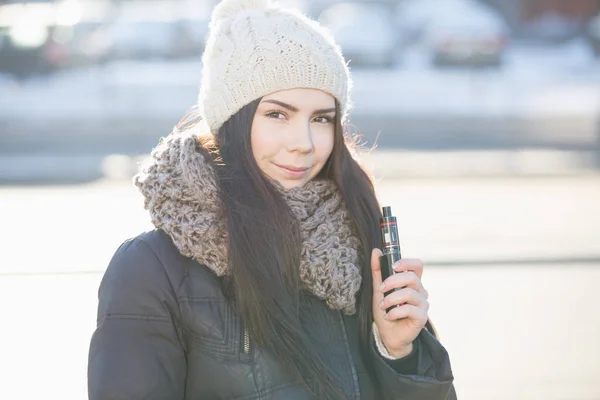 Menina Vaper Jovem Feliz Com Vaporizador Gadget Modern Vaper Ecig — Fotografia de Stock