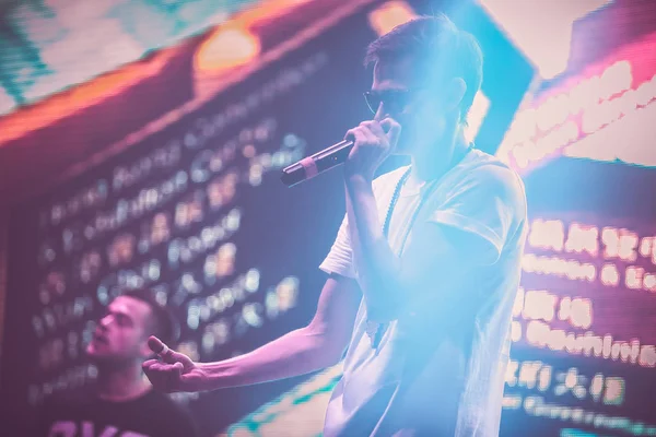 莫斯科 2015年9月26日 说唱歌手克拉维奇在夜总会的大型音乐会 流行的嘻哈歌手在俱乐部的舞台上唱歌 著名表演者现场表演 音乐节活动 — 图库照片