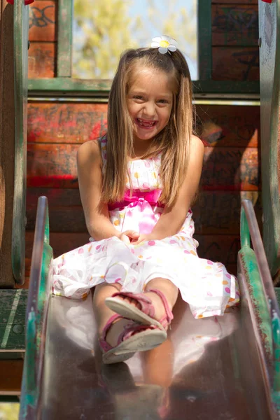 Carino Bambina Posa Sul Playgorund Luminoso Giorno Estate — Foto Stock