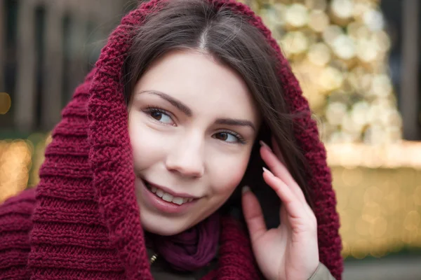 Mladá Bruneta Dívka Pózuje Zářivě Zdobené Vánoční Stromeček Venku — Stock fotografie