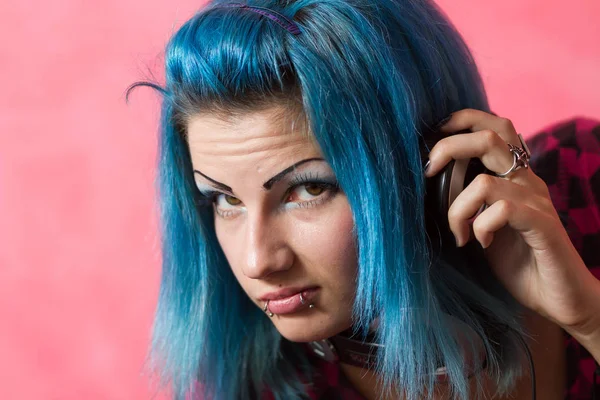 Cute Young Girl Blue Dyed Hari Pink Outfit Playing Music — Stock Photo, Image