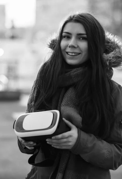 Jolie Fille Tenir Cool Moderne Lunettes Réalité Augmentée Pour Les — Photo