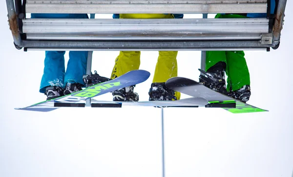 Bukovel Ukrajna 2018 Március Libegő Síelők Snowboardosok Téli Üdülőhely Lift — Stock Fotó