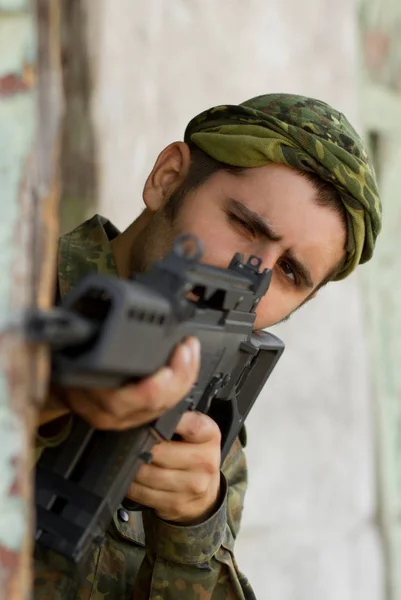 Soldado Com Rifle G36 Automático Apontando Seu Alvo — Fotografia de Stock