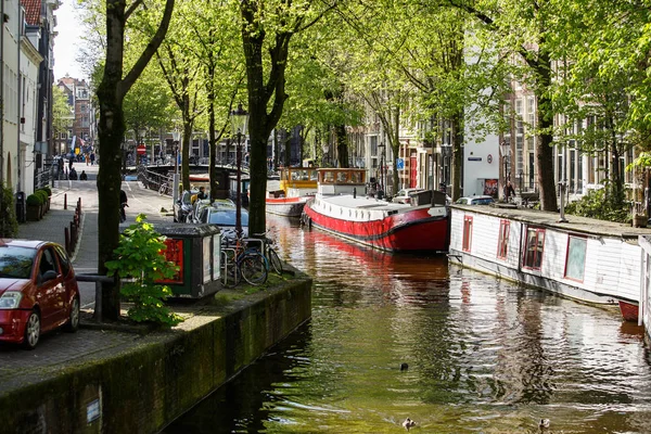 Amsterdam Netherlands April 2019 Vertäut Hausboote Schwimmen Auf Wasseroberfläche Kanal — Stockfoto