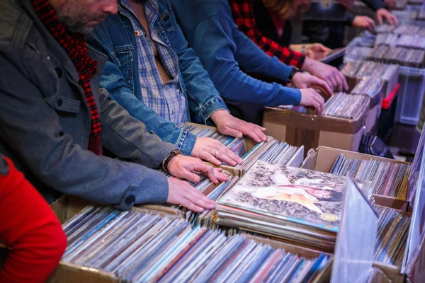 Kiev, Ukrayna - 3 Kasım, 2018: Vintage Vinil plak bit pazarı Club. Eski müzik koleksiyoncuları satın almak, satmak ve retro vinyls pikap oyuncu için ticaret. Dj bit pazarı, eski analog kayıtlardan büyük toplama