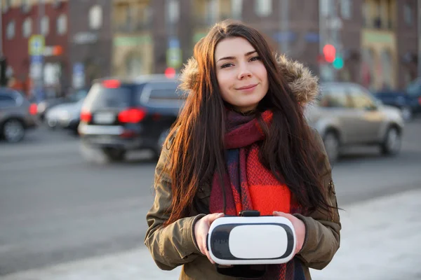 Ung Flicka Utanför Med Coola Moderna Virtual Reality Glasögon För — Stockfoto