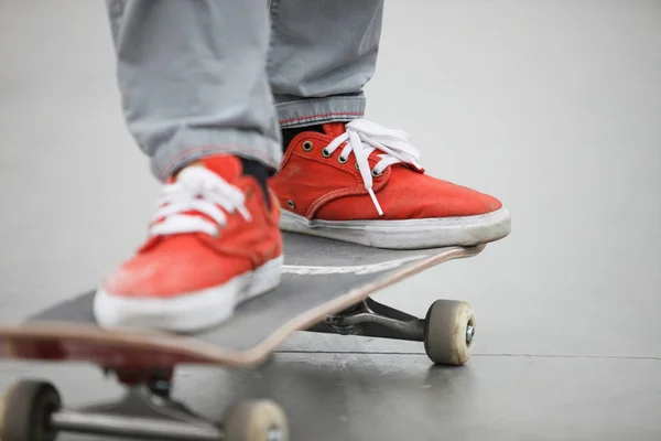 Skater Een Skateboard Rijden Beton Focus Oranje Schoeisel Skate Board — Stockfoto