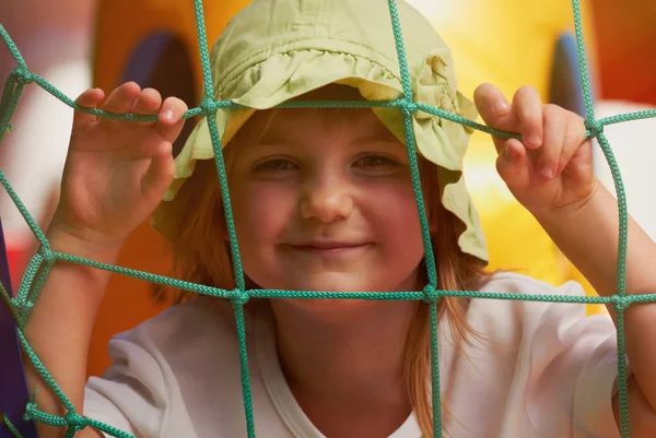 Hübsches Junges Mädchen Posiert Einer Hüpfburg Einem Sonnigen Tag Mit — Stockfoto