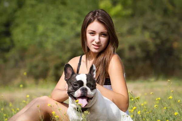 Adolescente Morena Menina Brincando Com Seu Jovem Buldogue Saudável Parque — Fotografia de Stock