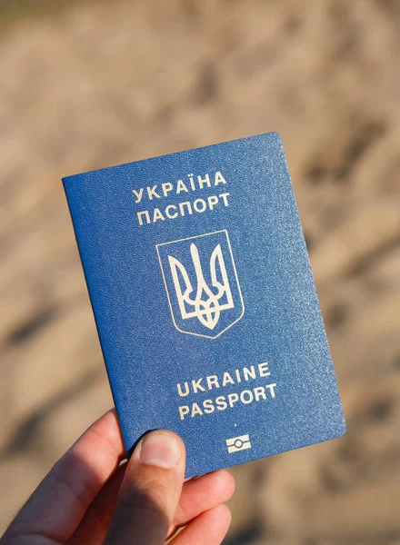 Украинский Парень Современным Биометрическим Паспортом Гражданина Украины — стоковое фото