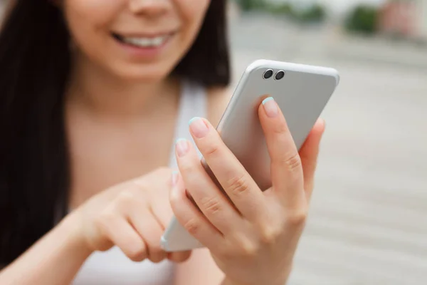 Rapariga Morena Sorrindo Usando Smartphone Phablet Grande Com Câmera Traseira — Fotografia de Stock