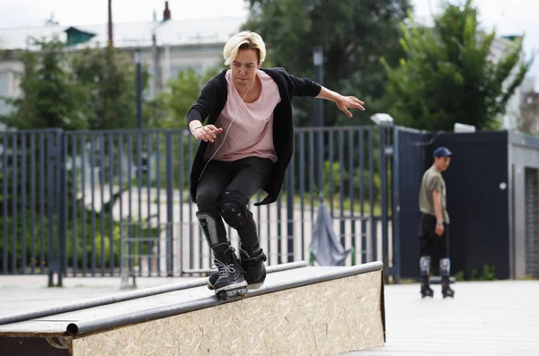 Kiev Junho 2018 Jovem Patinador Tritura Trilho Com Patins Linha — Fotografia de Stock