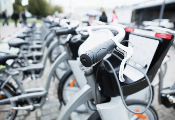 Alquiler Bicicletas Estación Calle Ciudad Bicicleta Lista Para Recoger Tome — Foto de Stock