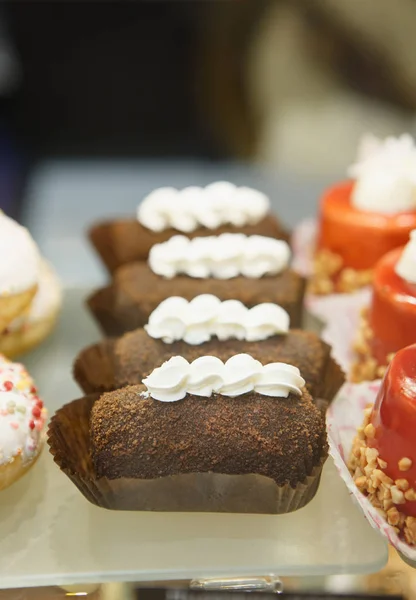 Färskt Bakat Brownie Kaka Till Försäljning Glasvitrin Närbild Fokusera Brownies — Stockfoto