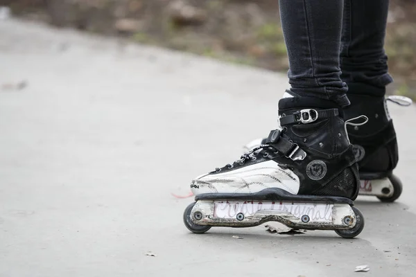 莫斯科 2017年3月25日 在滑板公园进行极端溜冰的侵略性内联轮滑 专门的在线滚子靴制成磨轨 边缘和在坡道上的空中跳跃 — 图库照片