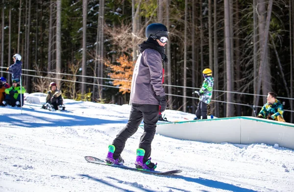 Bukovel Ukraine März 2018 Snowboarder Athlet Fährt Bord Auf Spezialisierter — Stockfoto