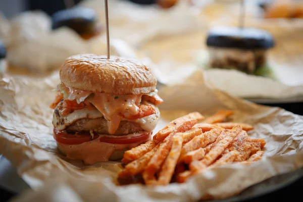 Sabrosa Hamburguesa Americana Elaborada Mano Con Papas Fritas Zanahoria Servidas — Foto de Stock