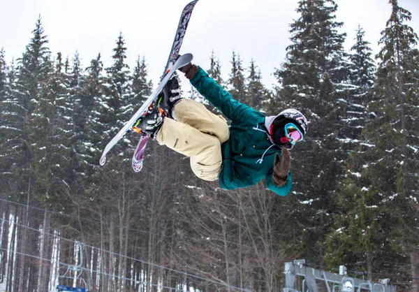 Bukovel Ukraine Março 2018 Grátis Piloto Esqui Executa Truque Legal — Fotografia de Stock