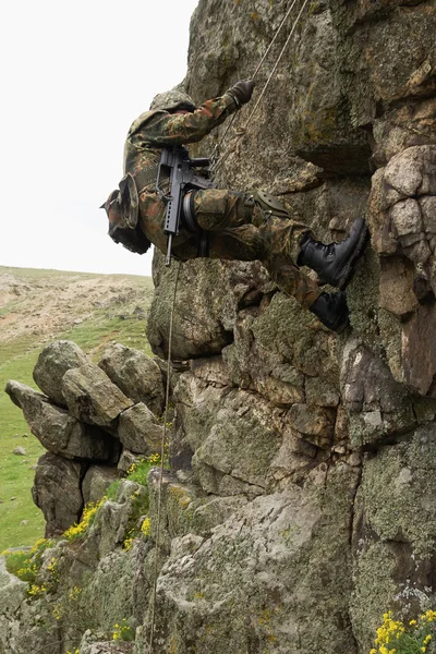 Jonge Amerikaanse Swat Soldaat Jongen Met Automatische Geweer Soldaat Camouflage — Stockfoto