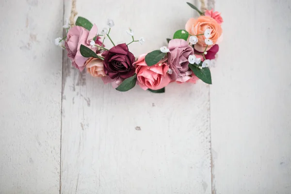 Handgemaakte Wraith Tiara Gemaakt Van Roze Rood Roze Bloemen Liggen — Stockfoto