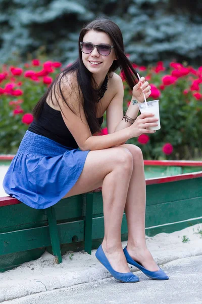 Nettes Brünettes Mädchen Park Bei Strahlendem Sommertag — Stockfoto