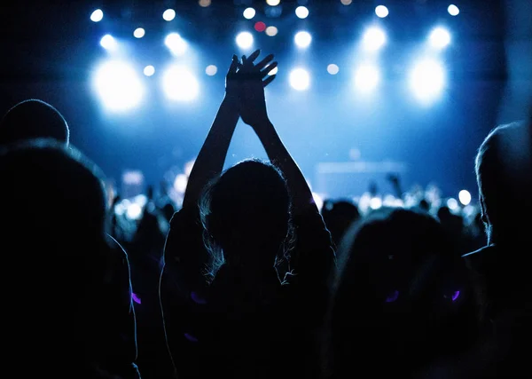 Moscú Noviembre 2016 Mujer Entre Multitud Fanáticos Música Disfrutando Del —  Fotos de Stock