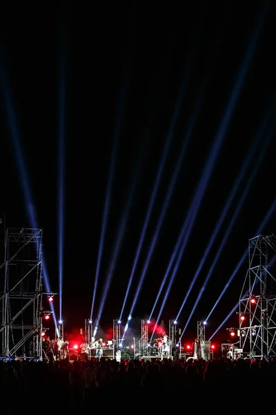 オデッサ ウクライナ 2017 Bright コンサート夏の音楽祭屋外点灯 エンターテイメント イベントの背景 音楽の夜のパーティーの舞台照明 フェスティバルのバック グラウンドを絶賛します — ストック写真