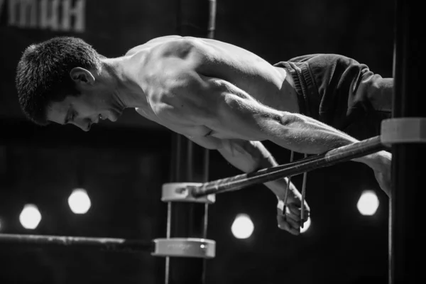 莫斯科 2017年3月18日 在室内体育健身房为竞技场创造冠军 在横杆上锻炼挑战的年轻运动员 健康的生活方式活动 — 图库照片