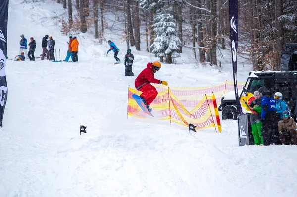 Bukovel Ukraina Marca 2018 Snowboardzista Młody Zawodnik Skacze Rampie Ski — Zdjęcie stockowe