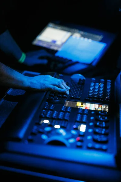 莫斯科 2016年12月3日 声音技术员和灯光技术员控制夜总会的音乐表演 — 图库照片