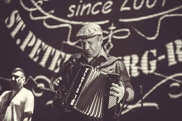 Moskova - 21 Şubat 2015: Billys Band Rock konseri müzik salonunda. Ünlü blues ve rock ve roll grubu canlı sahne alanı'nda ayarla gerçekleştirme.