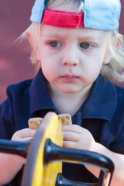 Retrato Bebé Rubio Más Lindo Comiendo Sabrosa Galleta Patio Recreo — Foto de Stock