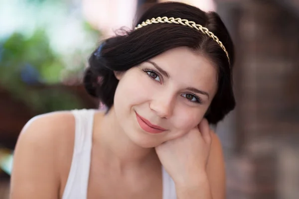 美丽的年轻女孩的肖像坐在一个夏天的餐馆户外 — 图库照片