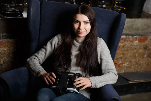 Retrato Estudio Una Hermosa Chica Joven Con Gafas Realidad Aumentada — Foto de Stock