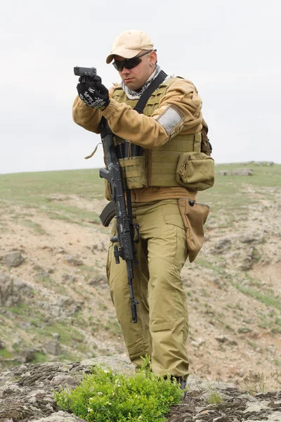 Tentara Putih Muda Dalam Tembakan Helm Antipeluru Dengan Senapan Otomatis — Stok Foto