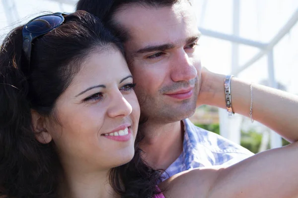 Jonge Gelukkige Paar Doen Sightseeing Griekse Hoofdstad Stad Athene Een — Stockfoto